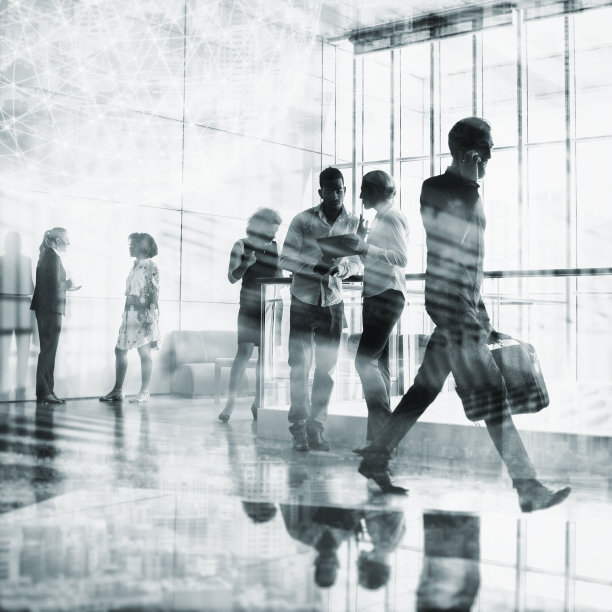 商务人士走在办公大楼的大厅里图片下载