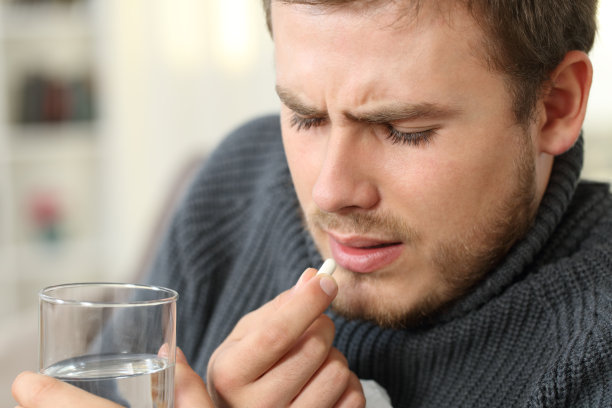 生病的人在冬天吃药素材图片