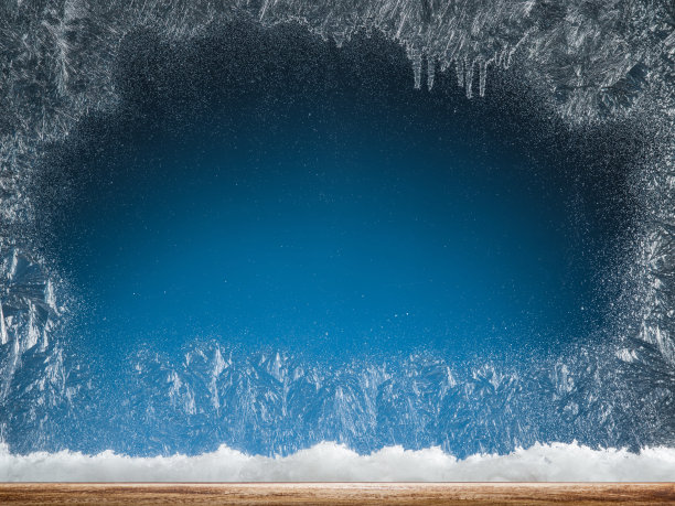 木窗台和冰冻的窗户。圣诞节或新年的背景。图片下载