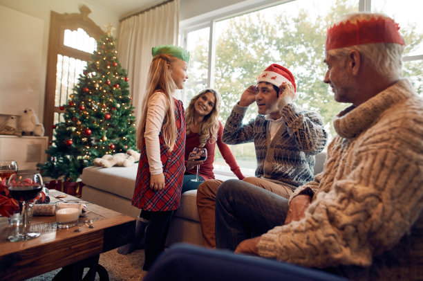 平安夜，阖家欢乐，戴着圣诞帽和皇冠图片下载