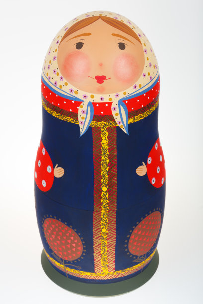真实的俄罗斯套娃：穿着弗拉基米尔省连衣裙的 babushka matryoshka，隔离于白色背景图片下载