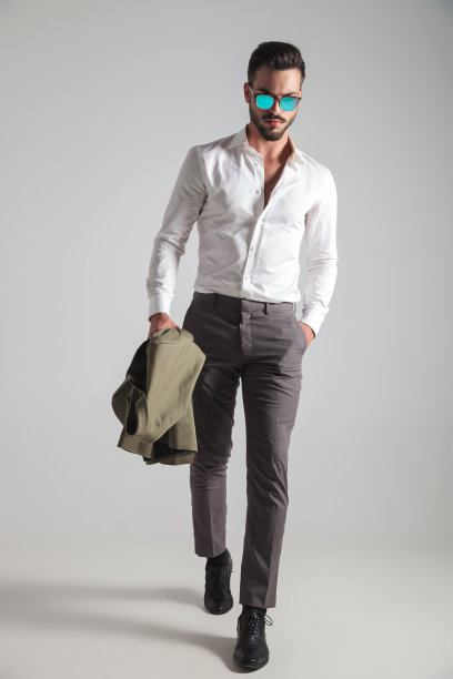 轻松时尚的男人戴着太阳镜走路图片下载