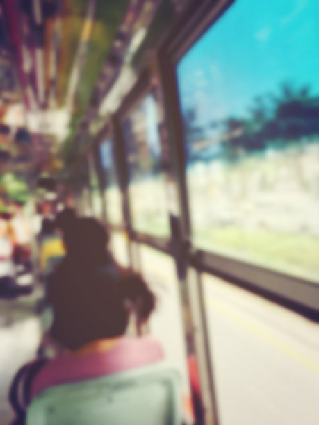 抽象模糊的图像背景上的人在早上的泰国公共汽车。复古和胶片色调效果。图片下载