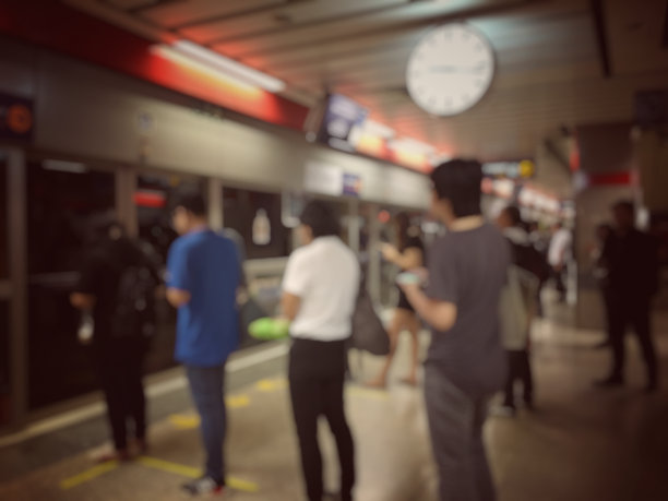 抽象模糊图像的走廊和人在公共地铁站台的背景使用。复古的基调。图片下载