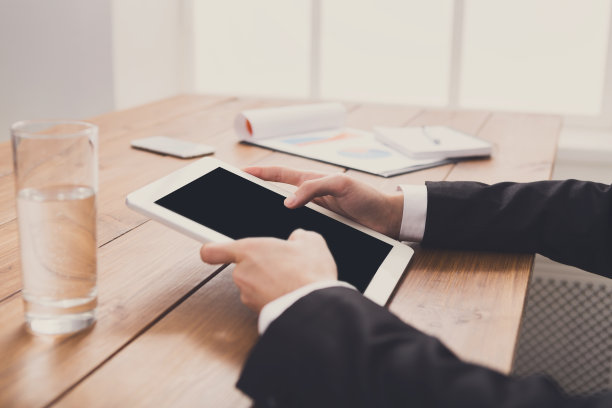 商人使用数码平板电脑，特写，侧视图，图片下载