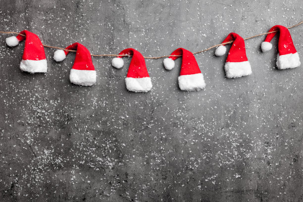 圣诞老人帽在乡村背景与复制空间素材图片