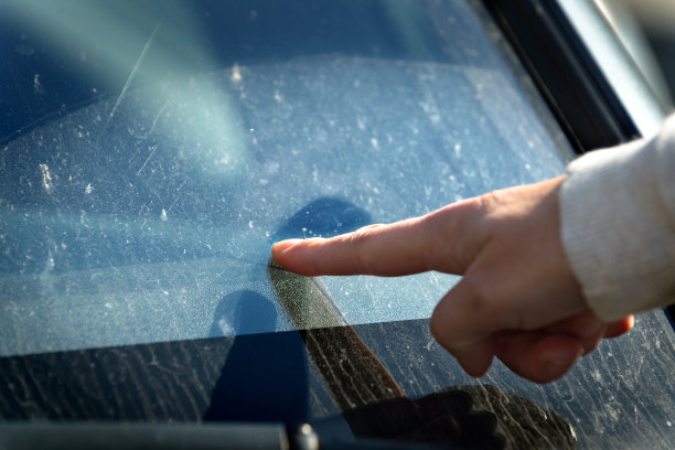 汽车的挡风玻璃脏了图片下载