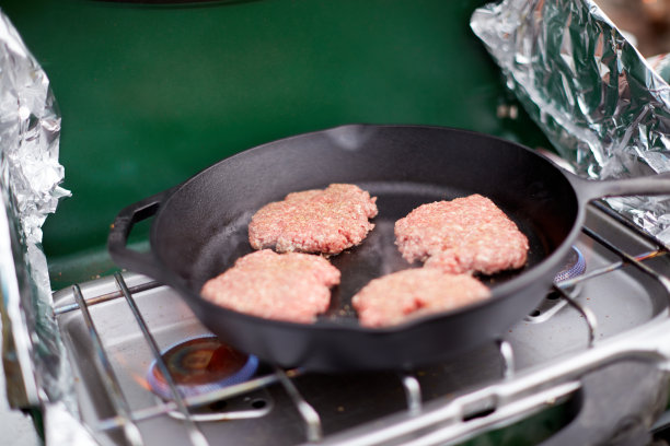 在平底锅里的生牛肉肉饼图片下载