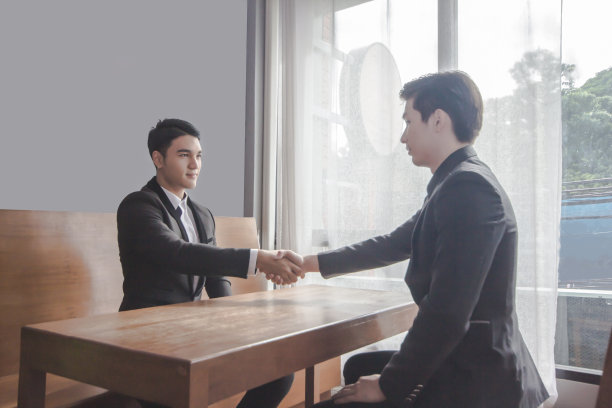 亚洲商人共同创造互利的商业关系。图表上的经济图表图片下载