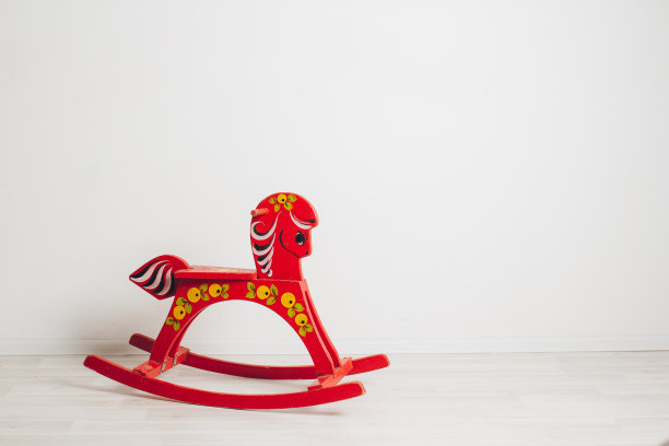 白色背景上的儿童摇摆木马图片下载