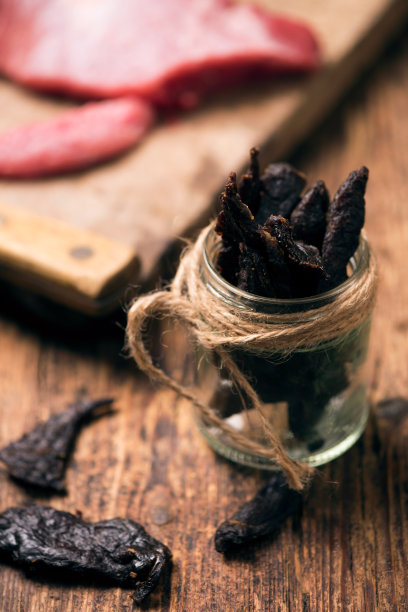 桌子上放着熏牛肉干素材图片