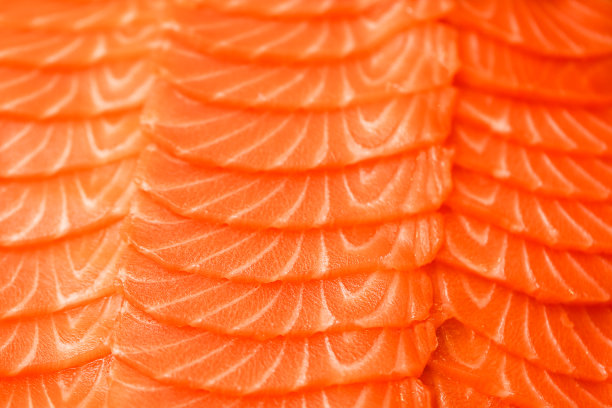 切三文鱼角。特写纹理照片。微距摄影。食品概念背景图片下载