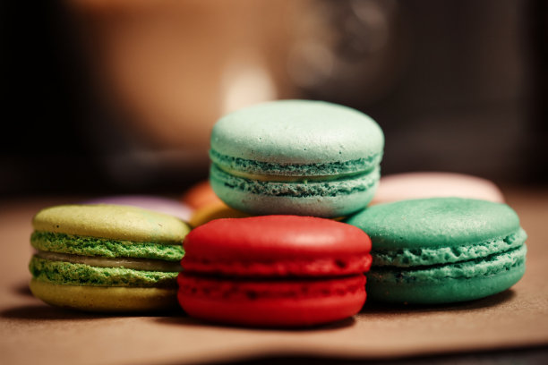 金字塔状的马卡龙蛋糕。面包房的食品概念。特写照片。微距摄影图片下载