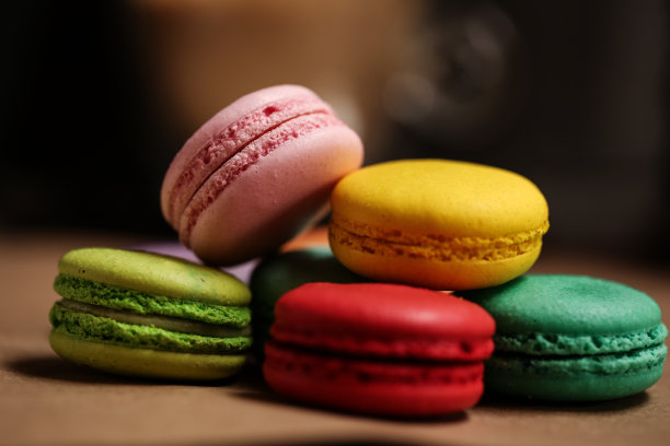 金字塔状的马卡龙蛋糕。面包房的食品概念。特写照片。微距摄影图片下载