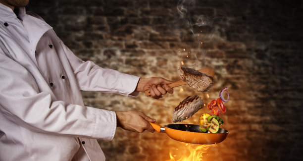 厨师用蔬菜准备牛排的特写图片下载