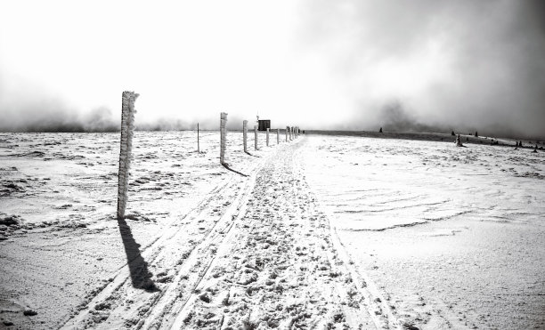 捷克共和国耶塞尼克山脉冬季的维索卡洞山图片下载