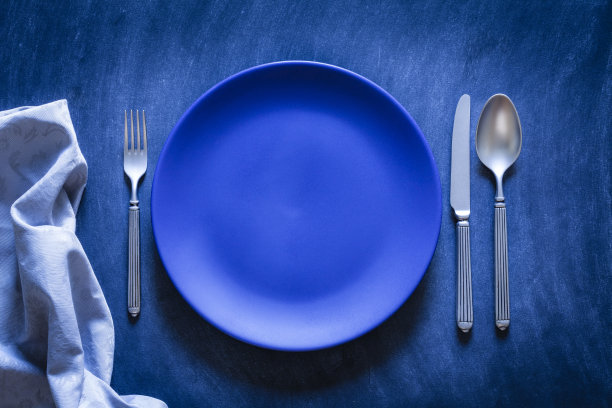 蓝色调的地方设置从上方拍摄在黑暗的背景图片下载