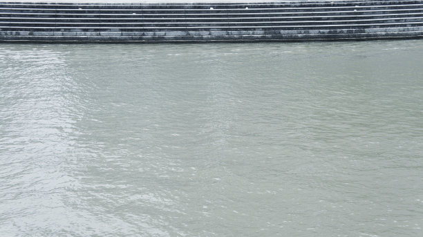 通往河边的楼梯图片下载