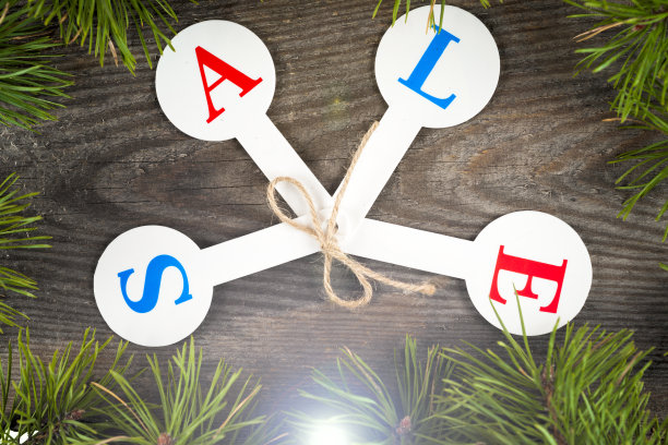 圣诞节销售购物。装满礼品盒的红色雪橇图片下载