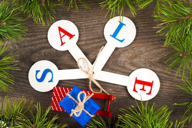 圣诞节销售购物。装满礼品盒的红色雪橇图片下载