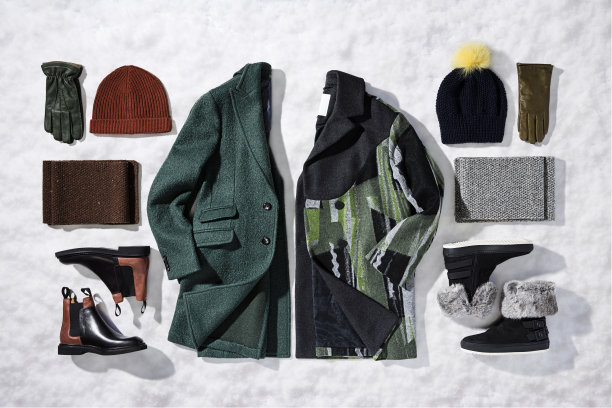 女人的衣服孤立在雪的背景图片下载