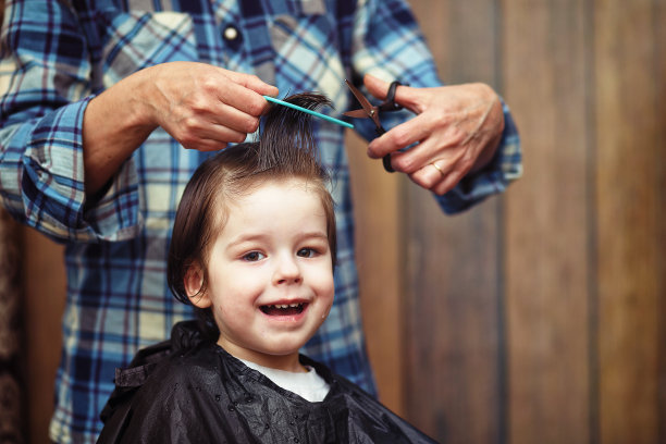 一个小男孩在理发店里理发图片下载