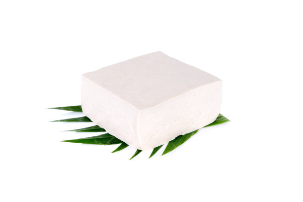 芭蕉叶上的方形豆腐，白色的背景图片下载