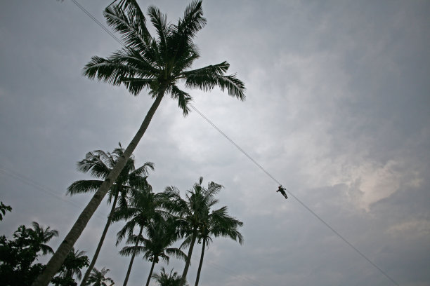 沿着滑索飞行的超人图片下载