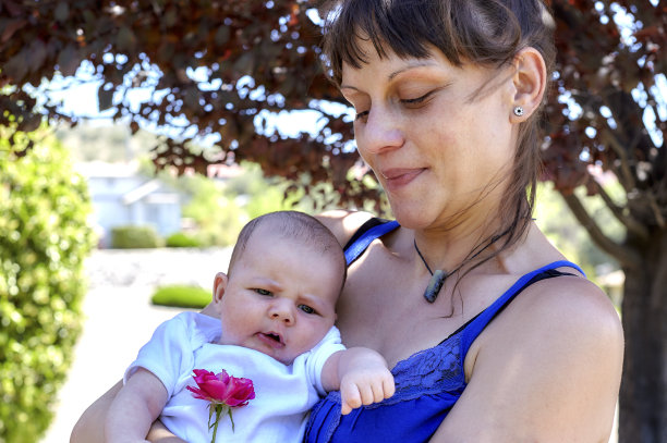 妈妈微笑着抱着她的孩子图片下载