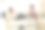 一位孕妇躺在轻便的沙发上。一个男人坐在她旁边，揉她的脚图片下载
