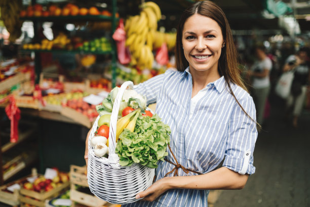 一个漂亮女人拿着购物篮的肖像素材图片