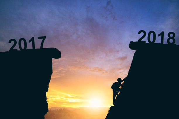2017年至2018年间，年轻人在攀登。新年快乐概念图片下载