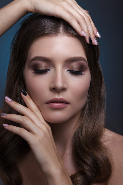 一个美丽的女人的肖像与创造性的化妆图片下载