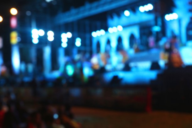 Bokeh从夜晚的灯光而模糊。图片下载