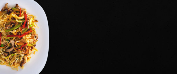 全景猪肉锅上的盘子。横幅。菜单。图片下载