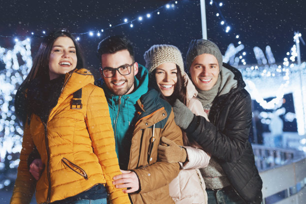 年轻人在冬天的晚上在户外玩耍图片下载