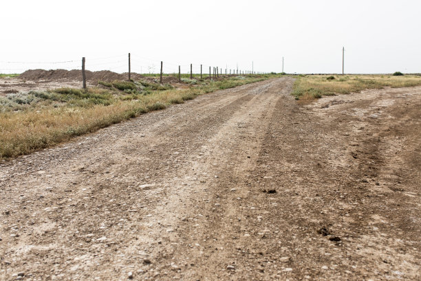 沙漠中的土路图片下载