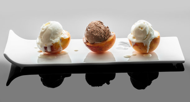 甜点冰淇淋上的桃子图片下载