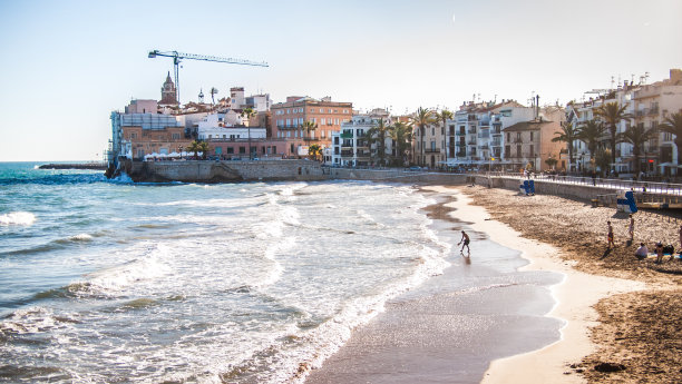 春天的锡切斯海滩图片下载