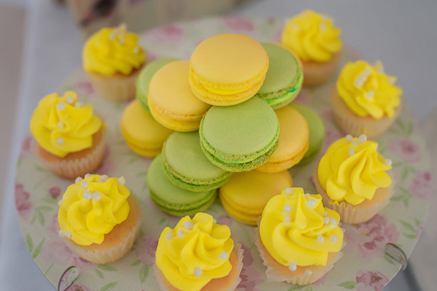 美味，甜蜜的治疗，什锦选择柠檬和开心果杏仁，柠檬酪乳糖霜纸杯蛋糕图片下载