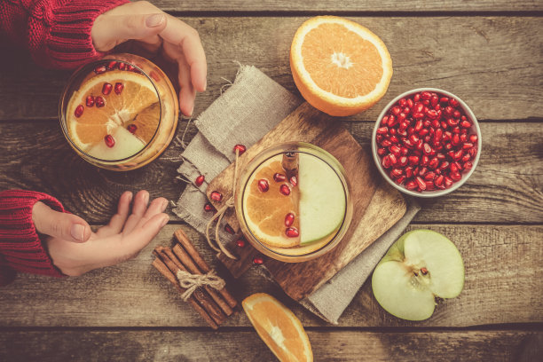 加橘子和石榴的热红酒图片下载