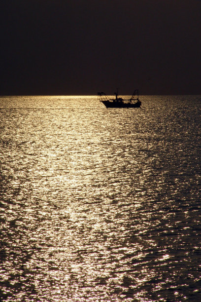 日出时分的渔船图片下载