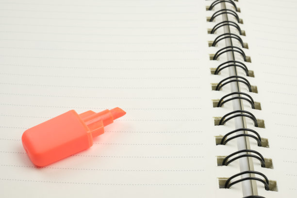 用荧光笔打开空白笔记本图片下载