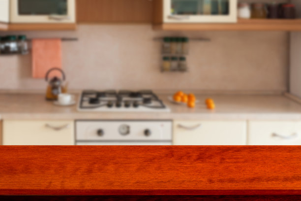 空木桌和模糊的厨房背景，产品蒙太奇显示。模拟。图片下载