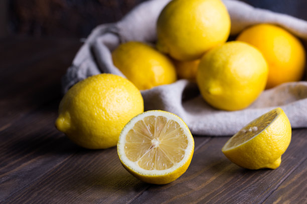 一组新鲜的柠檬在一个古老的木头桌子上素材图片