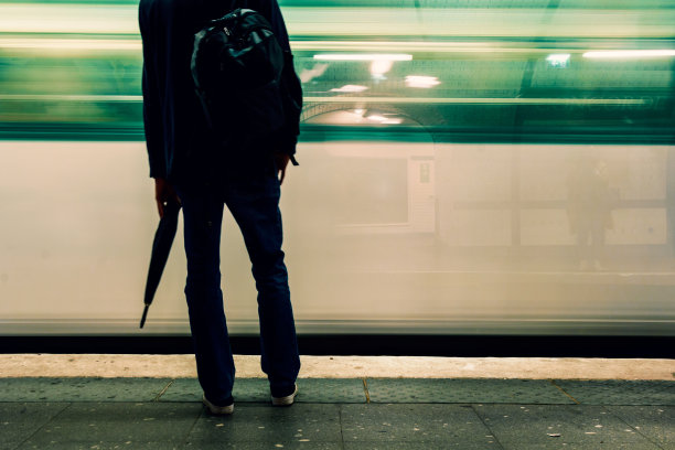 巴黎地铁。一个人站在一个平台上。图片下载