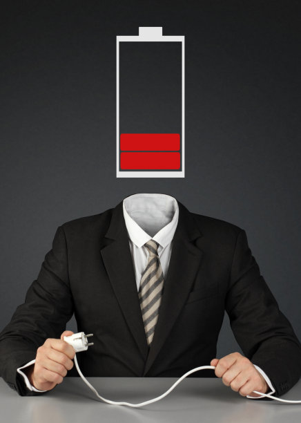 人与电池头和插头，充电你的头脑概念图片下载