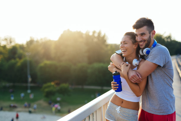 男人和女人在慢跑休息时的肖像图片下载