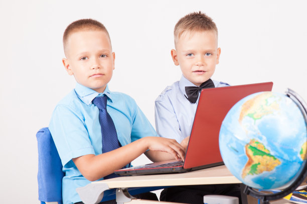 在电脑上学习的两个男孩在学校图片下载