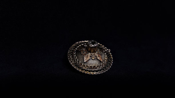 撒丁岛传统胸针孤立在黑色背景图片下载